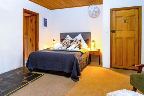 Reillys Wines Heritage Cottages - Accommodation Yamba 2