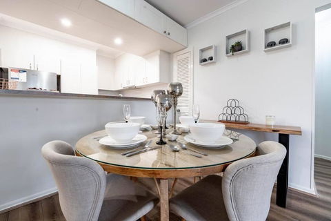 Relax In 2B2B Chateau Near UQ With Parking+Balcony - Accommodation Yamba 0