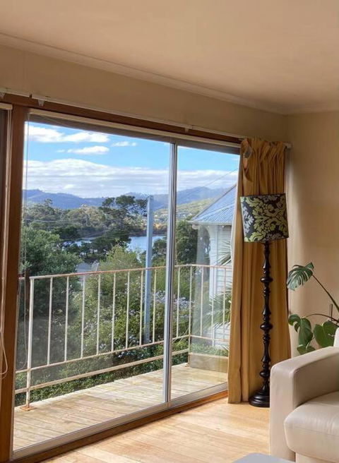 Retro Apartment Cornelian Bay - Water Views - Accommodation Yamba 2