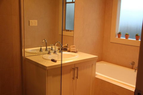 River Rock Cottage Centrally Located And Dog Friendly - Accommodation Yamba 3