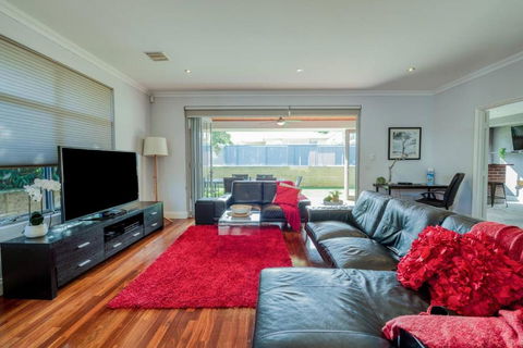 Rivervale Retreat - Spacious Family Living - Accommodation Yamba 1