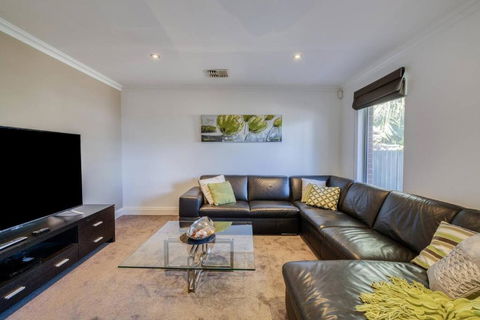 Rivervale Retreat - Spacious Family Living - Accommodation Yamba 3