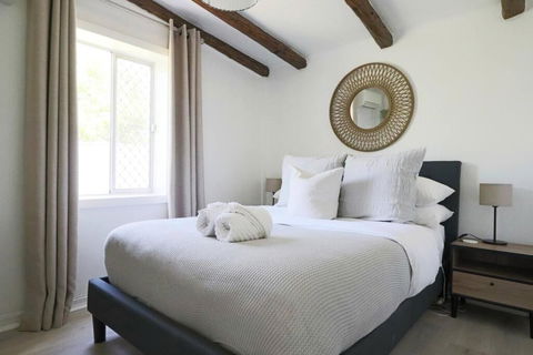 Rustic Chic 200 Metres From CBD - Accommodation Yamba 3