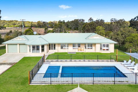 Roads End With Games Barn Ponies Alfresco Dining - Accommodation Yamba 0