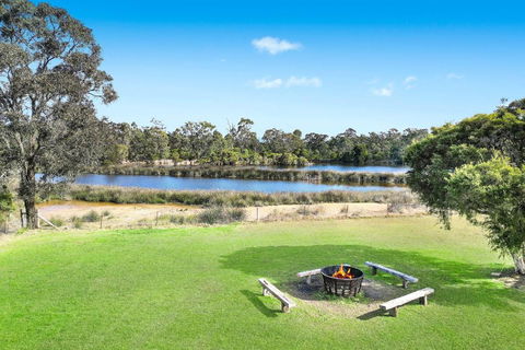 Roads End With Games Barn Ponies Alfresco Dining - Accommodation Yamba 3