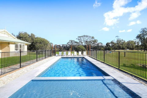 Roads End With Games Barn Ponies Alfresco Dining - Accommodation Yamba 1