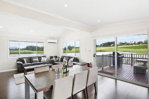 Romantic Lakehouse Set In A Private Vineyard In The Hunter Valley - Accommodation Yamba 2