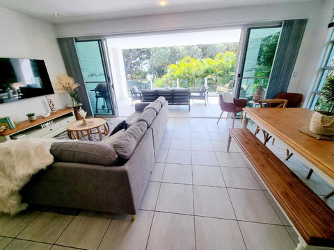 Rosalynda- Luxury Beachfront 3 BR Townhouse - Accommodation Yamba 3