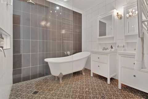 Rose Cottage - Stroll To CBD, Leafy Setting - Accommodation Yamba 3