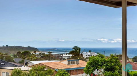 Rosies Retreat - 300m To The Sandy Shores Of Caves Beach - Accommodation Yamba 1