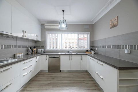 Roycox Cottage - Charming Escape, Fireplace - Accommodation Yamba 2