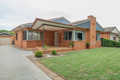 Roycox Cottage - Charming Escape, Fireplace - Accommodation Yamba 3