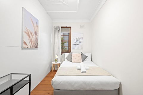 Rustic Double Room - Nearby Stations & Stores - Shared Bathroom - Accommodation Yamba 2