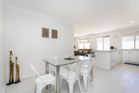 Safari Family Stay - EXECUTIVE ESCAPES - Accommodation Yamba 1