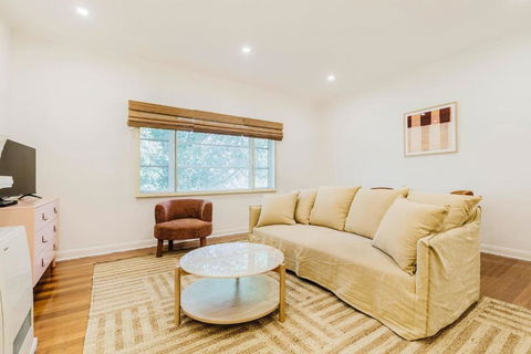 Salmon Calm - Trendy Velvet Allure By Albert Park - Accommodation Yamba 2