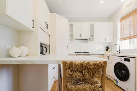 Salmon Calm - Trendy Velvet Allure By Albert Park - Accommodation Yamba 1