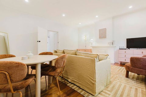Salmon Calm - Trendy Velvet Allure By Albert Park - Accommodation Yamba 3