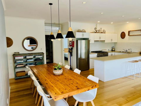 Salt Life - Pet Friendly Outside WIFI - Accommodation Yamba 2