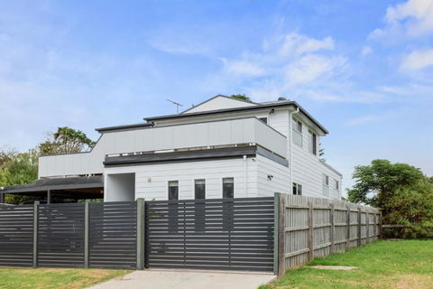 Sanctuary Lodge By Ready Set Stay - BYO LINEN & TOWELS - Accommodation Yamba 2