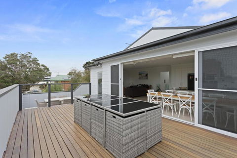 Sanctuary Lodge By Ready Set Stay - BYO LINEN & TOWELS - Accommodation Yamba 0