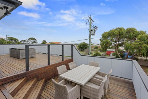 Sanctuary Lodge By Ready Set Stay - BYO LINEN & TOWELS - Accommodation Yamba 3