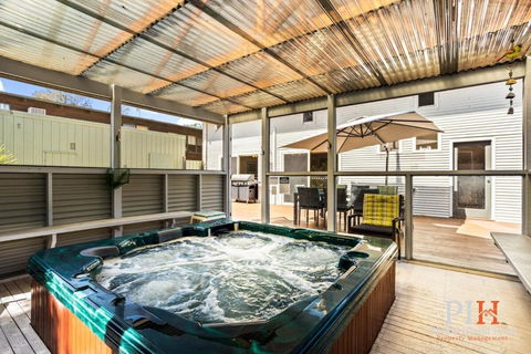 Sandy Bay Getaway W Spa 4 Bdr - Accommodation Yamba 0