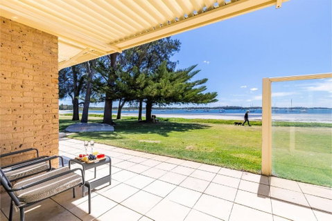 Sandy Beach House Corlette Unit 1 Waterfront WI-FI Aircon - Accommodation Yamba 2