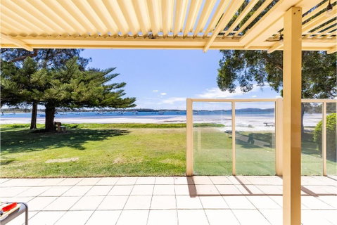 Sandy Beach House Corlette Unit 1 Waterfront WI-FI Aircon - Accommodation Yamba 1