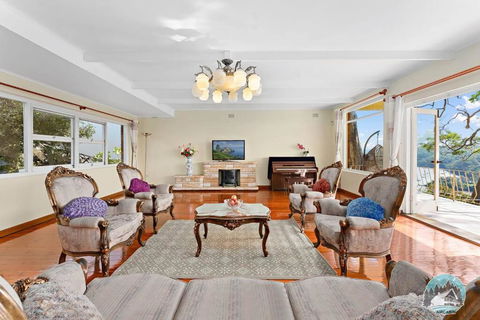 Spacious 4-Bed Home Water Views In Castle Cove - Accommodation Yamba 0