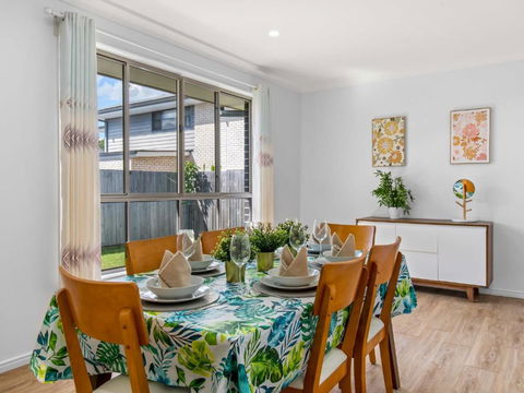 Spacious Newly Furnished 4BD Family Retreat - Accommodation Yamba 1