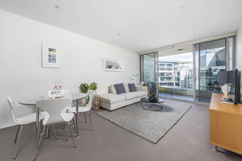 Beautiful Modern Lake View Apartment - Accommodation Yamba 3