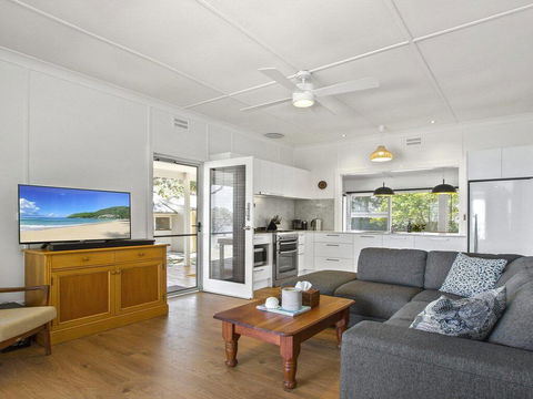 Bellevue - Overlooking Serene Lake Woolumboola - Accommodation Yamba 3