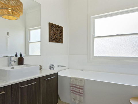 Bellevue - Overlooking Serene Lake Woolumboola - Accommodation Yamba 2