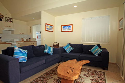 Berrara Lagoon Front Chalet - Accommodation Yamba 2