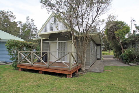 Berrara Lagoon Front Chalet - Accommodation Yamba 1