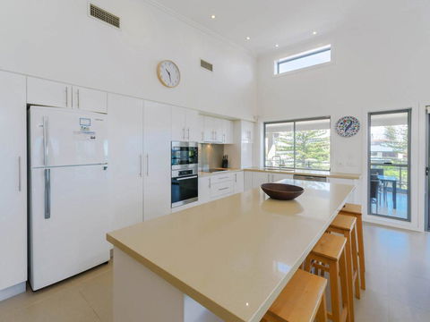 Bimbadeen Penthouse - Across The Road From Main Beach! - Accommodation Yamba 3