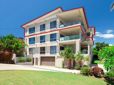 Bimbadeen Penthouse - Across The Road From Main Beach! - Accommodation Yamba 1