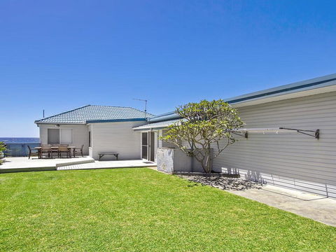 Blue Horizon - Beachfront With Fireplace - Accommodation Yamba 2