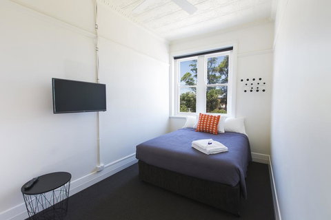Boatrowers Hotel Stockton - Accommodation Yamba 1