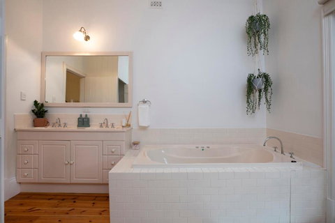 The Retreat In Basket Range - Accommodation Yamba 3