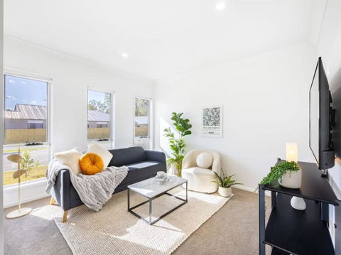 Well-decorated 4BR Family Home Steps To Mall - Accommodation Yamba 0