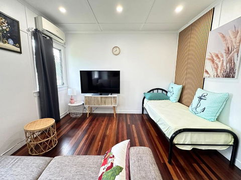 Zen Escape Guest House- Hidden Little Gem, Funky Corner, Boutique Granny Flat - Accommodation Yamba 3