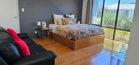 Private King Bed Guest Suite - Accommodation Yamba 2
