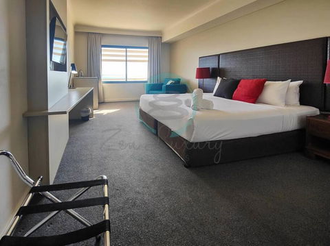 ZEN88 ESPLANADE: Hotel Suite W/ Ocean/Sunset Views - Accommodation Yamba 1